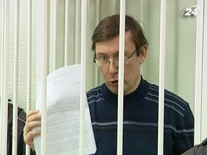 Адвокат Луценко просит закрыть уголовное дело на него 