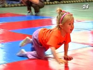 В Донецке малыши "бегали" на коленках В Донецке малыши "бегали" на коленках