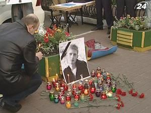 Під стінами столичного райвідділу міліції провели жалобну акцію Під стінами столичного райвідділу міліції провели жалобну акцію