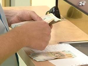 Населення не поспішає нести гроші у банки Населення не поспішає нести гроші у банки