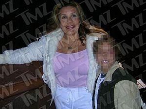 Любовница и внебрачный сын Шварцнеггера показали лицо Любовница и внебрачный сын Шварцнеггера показали лицо