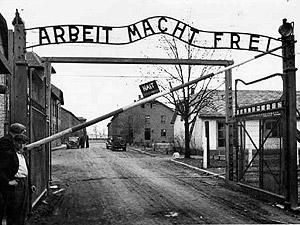 Табличку Arbeit macht frei успішно відреставрували Табличку Arbeit macht frei успішно відреставрували