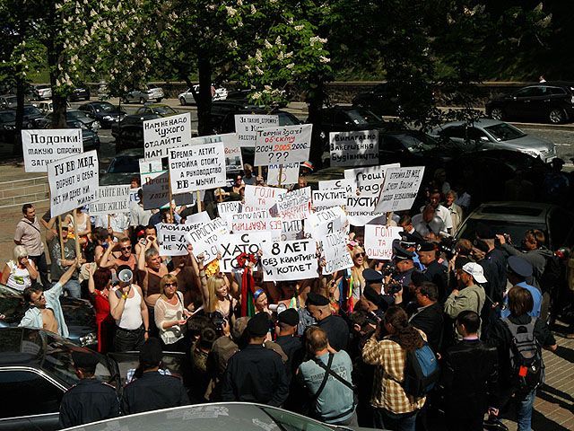 Девушки из FEMEN раздели мужчин Девушки из FEMEN раздели мужчин