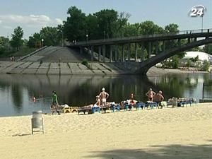 Київські пляжі готують до літнього сезону Київські пляжі готують до літнього сезону