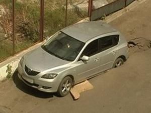 У Києві дві автівки провалились під асфальт