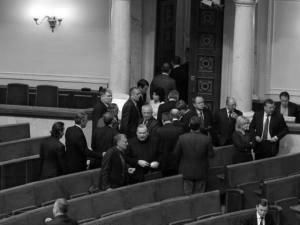 БЮТ і НУ-НС на знак протесту проти арешту Луценка покинули сесійну залу ВР БЮТ і НУ-НС на знак протесту проти арешту Луценка покинули сесійну залу ВР