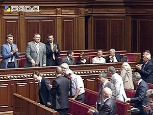 Екс-персону нон-грата у Верховній Раді зустріли оплесками Екс-персону нон-грата у Верховній Раді зустріли оплесками