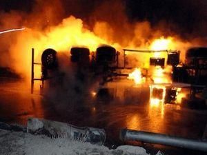 Пакистан: Терористи підірвали бензовози НАТО Пакистан: Терористи підірвали бензовози НАТО