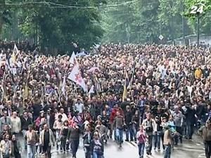 Спецназ разогнал акцию оппозиции около телецентра в Тбилиси Спецназ разогнал акцию оппозиции около телецентра в Тбилиси