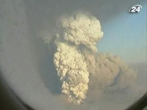 Из-за извержения вулкана закрыли основной аэропорт в Рейкьявике Из-за извержения вулкана закрыли основной аэропорт в Рейкьявике