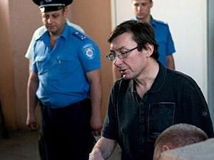 Луценка привезли в Печерський суд для розгляду справи (ФОТО і ВІДЕО) Луценка привезли в Печерський суд для розгляду справи (ФОТО і ВІДЕО)