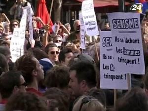 У Парижі сотні феміністок протестували проти Стросс-Кана У Парижі сотні феміністок протестували проти Стросс-Кана
