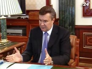 Янукович доручив Азарову переглянути зарплати і пенсії Янукович доручив Азарову переглянути зарплати і пенсії