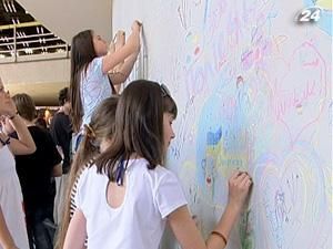 В столице дети рисовали свои мечты на одной картине В столице дети рисовали свои мечты на одной картине