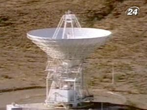 Радиотелескоп играет роль посредника между Землей и открытым космосом Радиотелескоп играет роль посредника между Землей и открытым космосом