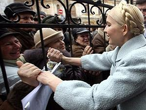 Сторонники Юлии Тимошенко из-за ее возможного ареста дежурят возле черного входа в ГПУ