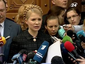 Две сотни человек ожидают появления Юлии Тимошенко