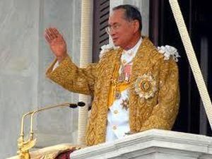 Король Таиланда впервые появился на публике после лечения спины