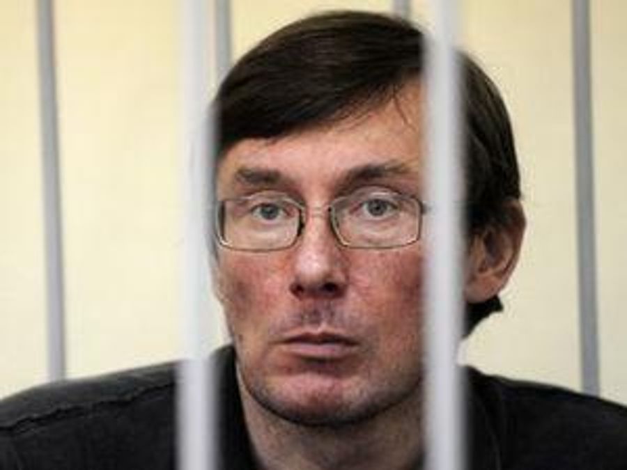 Луценко сейчас пьет только воду Луценко сейчас пьет только воду