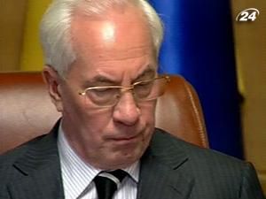 Азаров наказав урядовцям відвідати "останні дзвоники" Азаров наказав урядовцям відвідати "останні дзвоники"