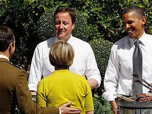 Обама і Кемерон нагодували ветеранів м’ясом Обама і Кемерон нагодували ветеранів м’ясом