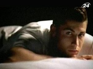 Он не стесняется признавать, что он лучший Он не стесняется признавать, что он лучший