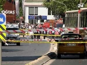 В Стамбуле взорвалась бомба на автобусной остановке В Стамбуле взорвалась бомба на автобусной остановке