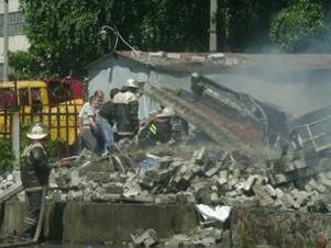 Кременчук: З-під уламків витягують людей — вибухнув магазин піротехніки Кременчук: З-під уламків витягують людей — вибухнув магазин піротехніки