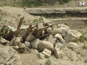 Вночі біля Десятинної церкви з’явилися будівельні вагончики Вночі біля Десятинної церкви з’явилися будівельні вагончики