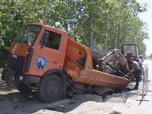 В Одесі вантажівка з асфальтом провалилася під асфальт