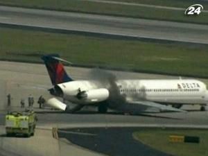 У пасажирського літака MD-88 при посадці спалахнув двигун