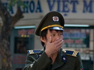 В'єтнам: В поліції заборонили куріння, книги та сонцезахисні окуляри В'єтнам: В поліції заборонили куріння, книги та сонцезахисні окуляри