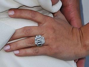 Кім Кардашьян показала обручку Кім Кардашьян показала обручку