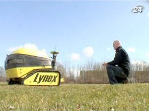 Газонокосарка CASMOBOT працює від джойстика до Nintendo Газонокосарка CASMOBOT працює від джойстика до Nintendo