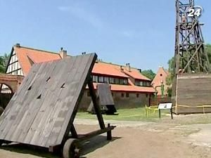 У замку Марієнбург виставили на огляд військові знаряддя У замку Марієнбург виставили на огляд військові знаряддя