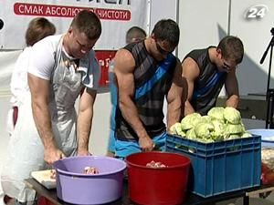 У столиці моделі та бодібілдери змагались за краще зварений борщ У столиці моделі та бодібілдери змагались за краще зварений борщ