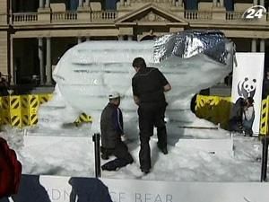 У Сіднеї з'явився 2-метровий крижаний ведмідь