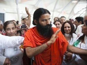 Индия: Полиция разогнала демонстрацию в поддержку йога, который голодал против коррупции
