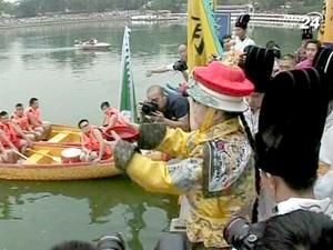 В Китае отметили праздник лодок-драконов