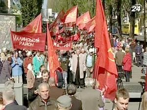 Конституционный Суд принялся толковать закон о легализации красных флагов Конституционный Суд принялся толковать закон о легализации красных флагов