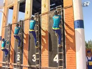 Київські пожежники змагалися, хто спритніший Київські пожежники змагалися, хто спритніший