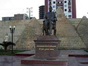 В Азербайджані демонтовано пам’ятник Мубараку 