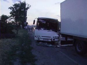 У Києві автобус врізався у вантажівку: дев'ять людей травмовані У Києві автобус врізався у вантажівку: дев'ять людей травмовані