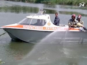 Запорізькі рятувальники вивели на воду пожежний катер