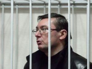 Защита Луценко просит перенести суд, а защита водителя - другого судью 