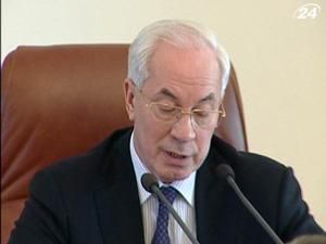 Азаров: Тільки 16 з 25 областей почали ремонт доріг Азаров: Тільки 16 з 25 областей почали ремонт доріг