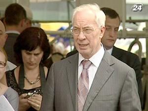 Азаров: Не потрібно продавати землю іноземцям Азаров: Не потрібно продавати землю іноземцям