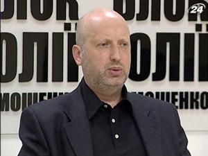 Турчинов: Під дахом Євро-2012 відбувається розкрадання грошей