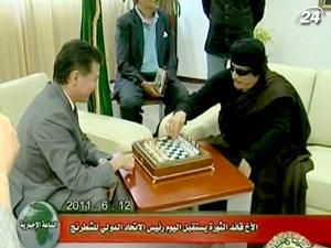 Каддафи сыграл партию в шахматы с Илюмжиновым