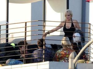 Линдси Лохан как Карлсон: живет на крыше (ФОТО) Линдси Лохан как Карлсон: живет на крыше (ФОТО)